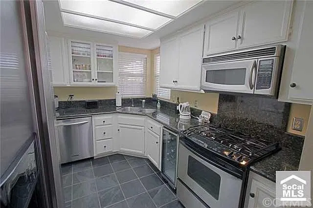 3 bed, 2.5 bath, 1476 sqft, $5,400 — Photo 3