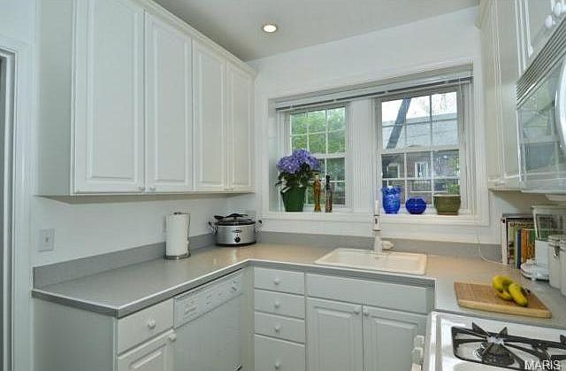 Gas Stove/Oven, Dishwasher, Refrigerator, Closet