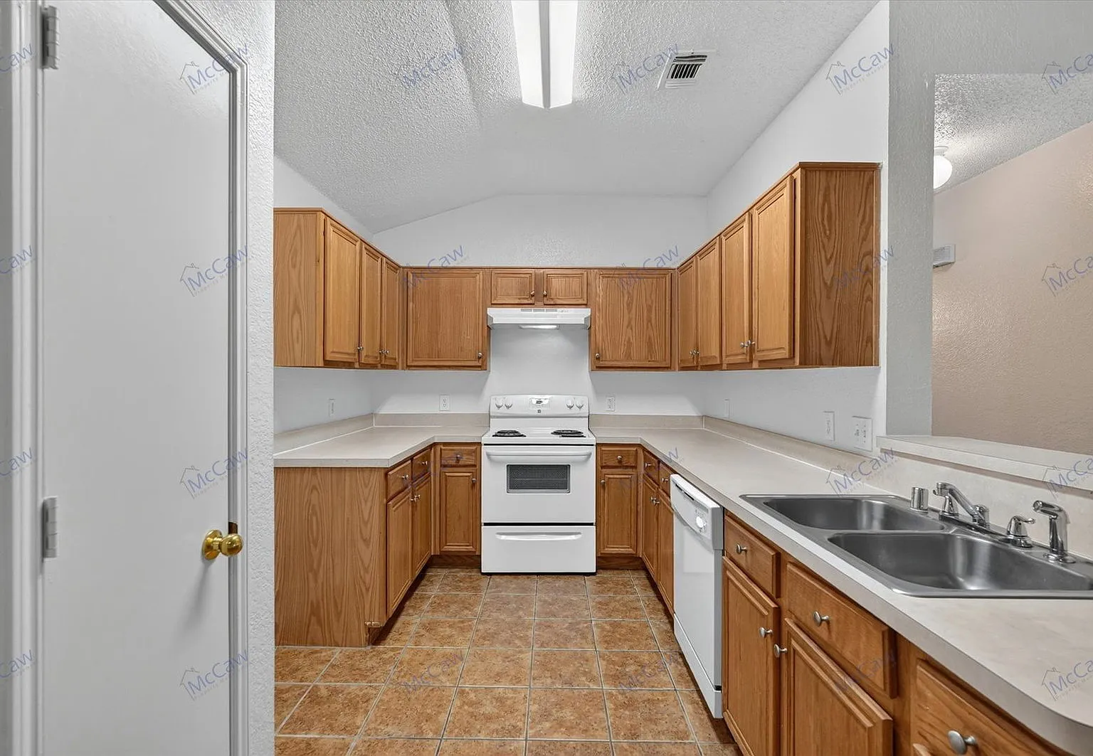 3 bed, 2.0 bath, 1182 sqft, $1,650 — Photo 4