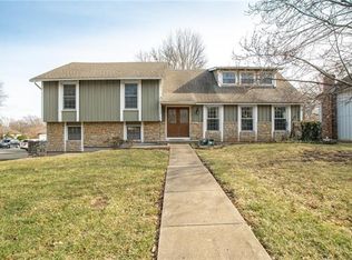 1127 NE Oak Tree Dr, Lees Summit, MO 64086