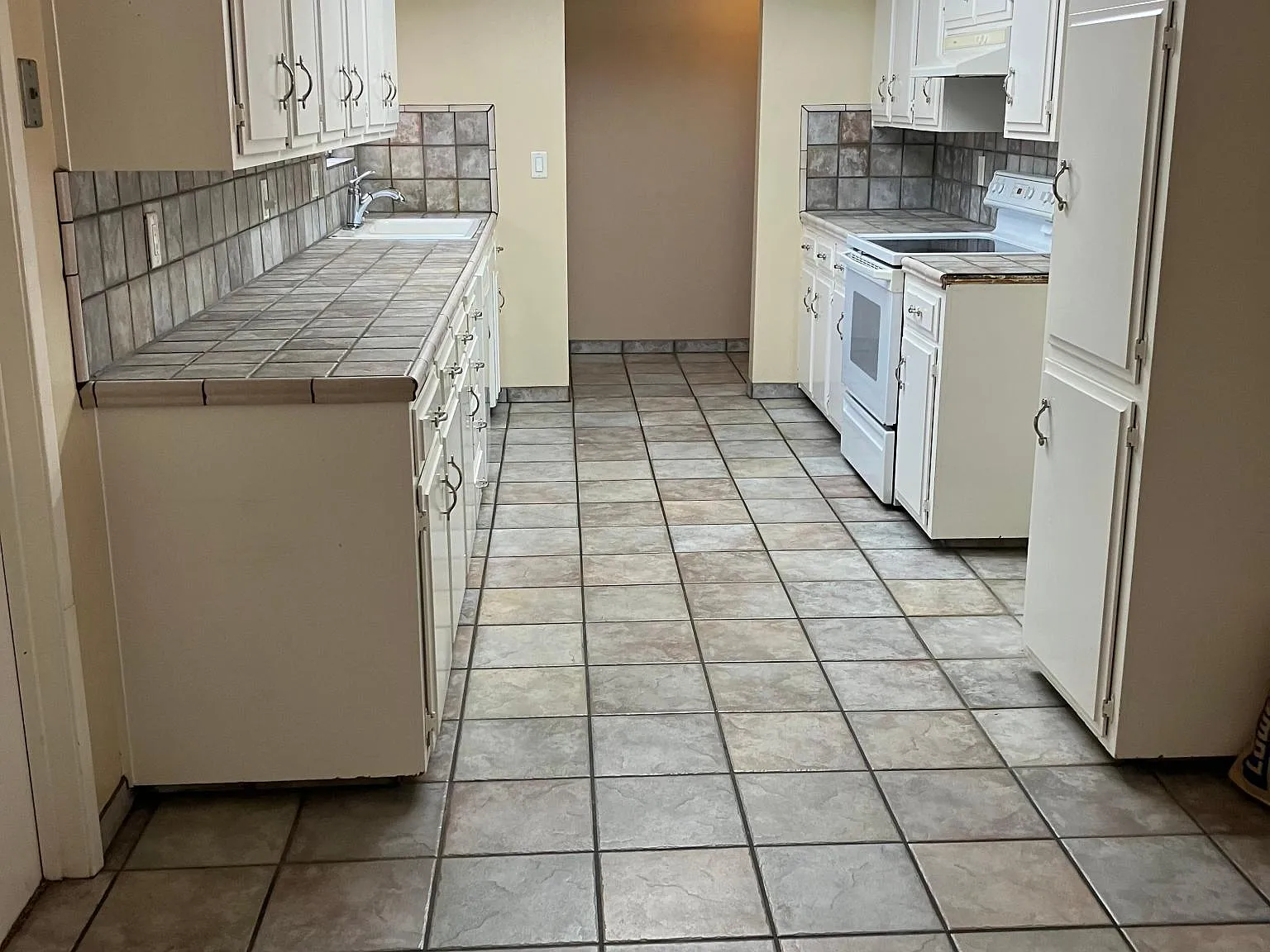 3 bed, 1300 sqft, $2,650 — Photo 3