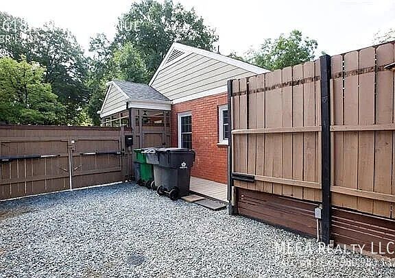 3rd image of 2618 Lumina Ave