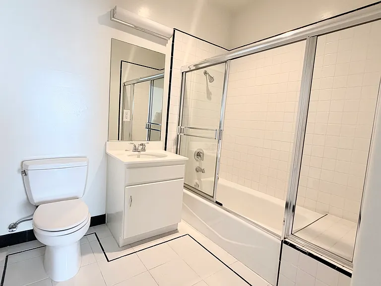 127-133 S Flores St #D2 — Photo 16