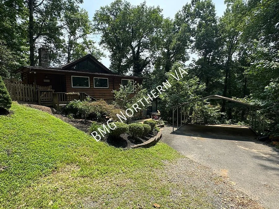 Coming Soon! Unique 2 Bed 2 Bath Lake House With Private Floating Dock In Lake Jackson Hills — Photo 2