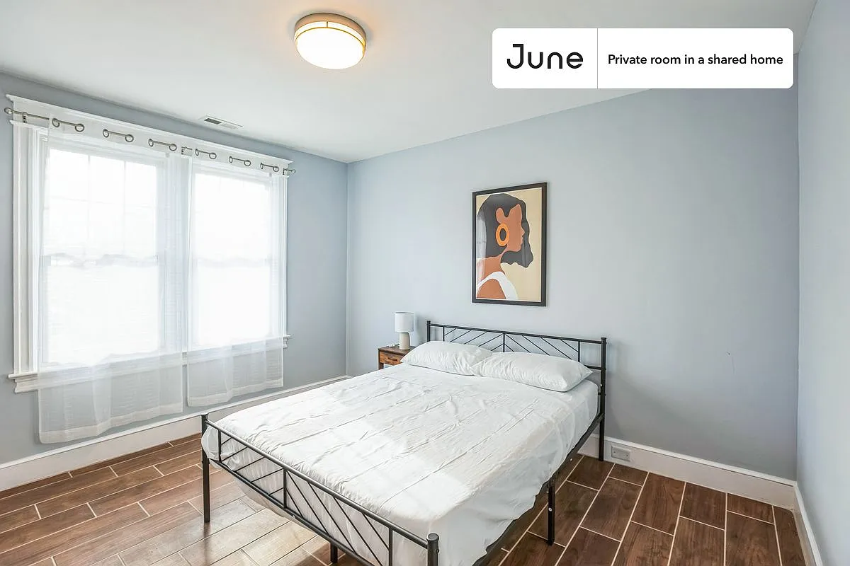 Queen bedroom in 7 bed/6 bath home in Dupont Park #1811 D — Photo 1