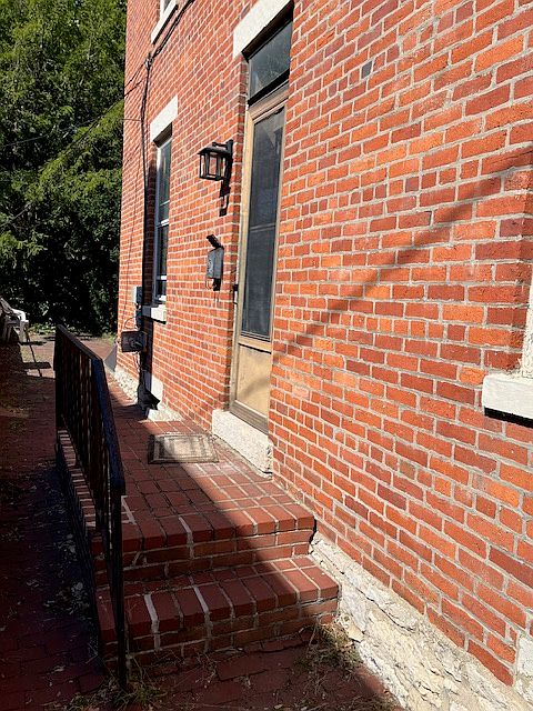entrance to 521 1/2