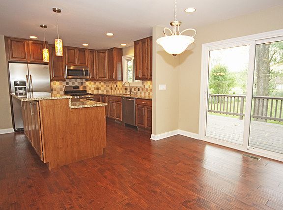 4th image of 29W715 Woodcrest Dr