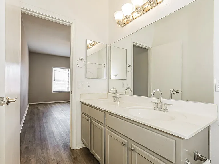 1733 E Silversmith Trl — Photo 12
