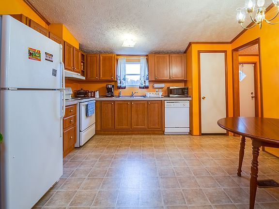 4th image of 829 Harvest Meadows Dr