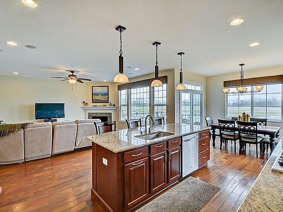 5th image of 8376 N Doheny Dr