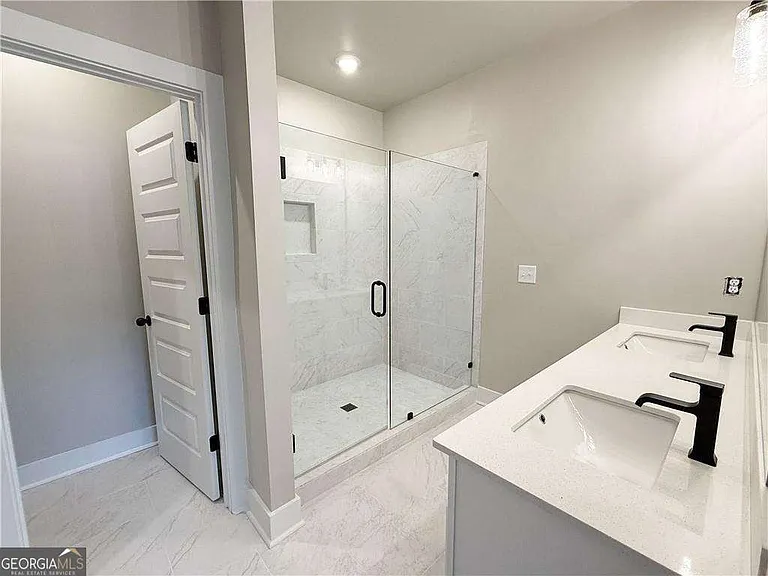 5704 Urban Vlg W — Photo 25