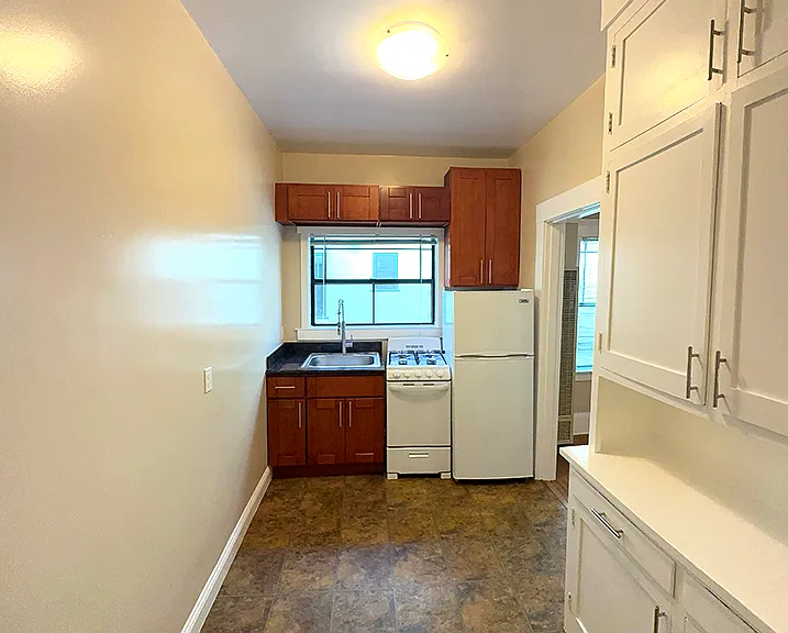 California Apartments — Photo 9