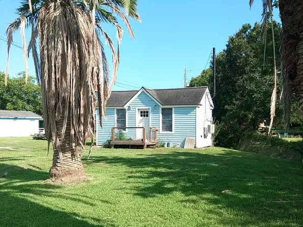 366 Private Road 674 Holiday Dr, Sargent, TX 77414