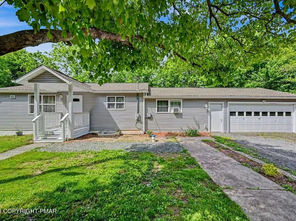 111 Upper Grandview Rd, Cresco, PA 18326