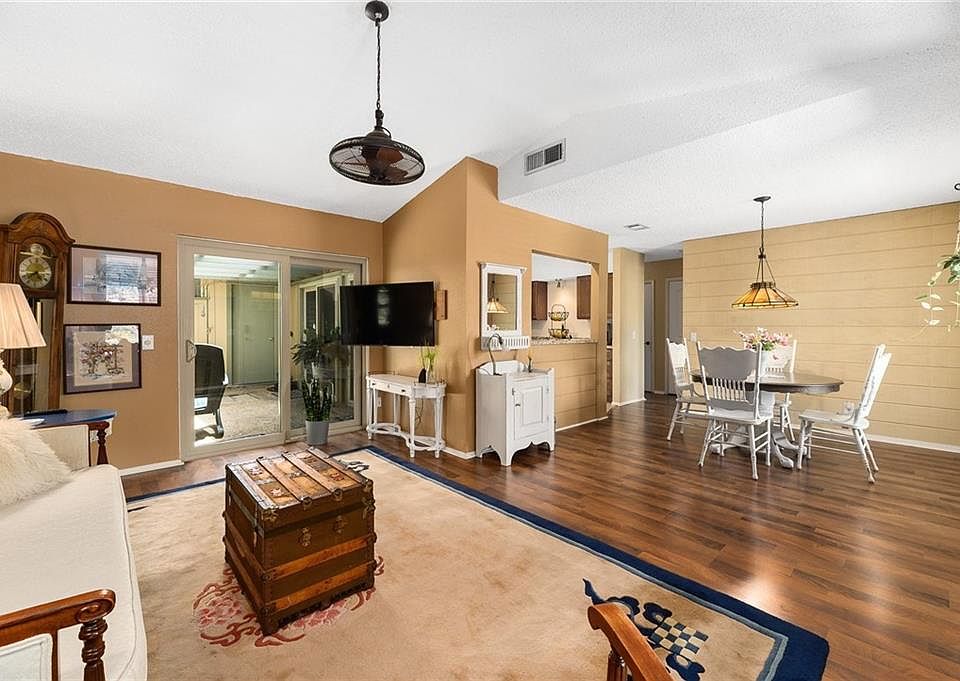 1st image of 915 W Village Ln