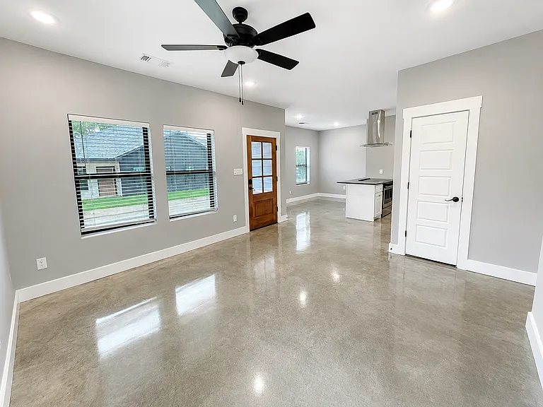 1213 Oak Dr — Photo 2