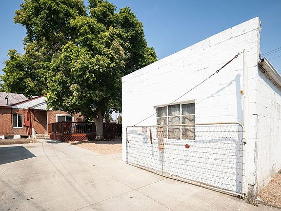 Driveway off the alley with 3-4 off-street parking spaces. One car garage works best as outdoor gear storage..