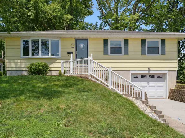 1770 Vavra Dr, Ely, IA 52227