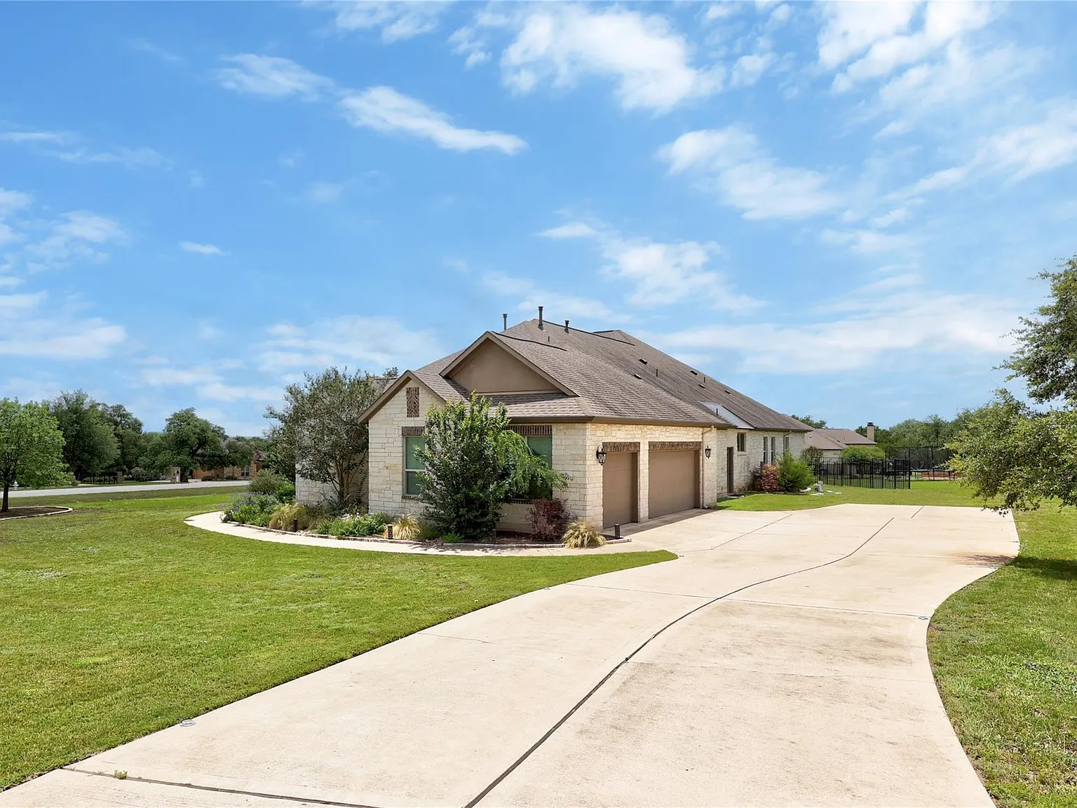 4 bed, 4.5 bath, 3741 sqft, $5,000 — Photo 2