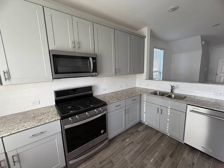 133 Bennington Dr — Photo 8