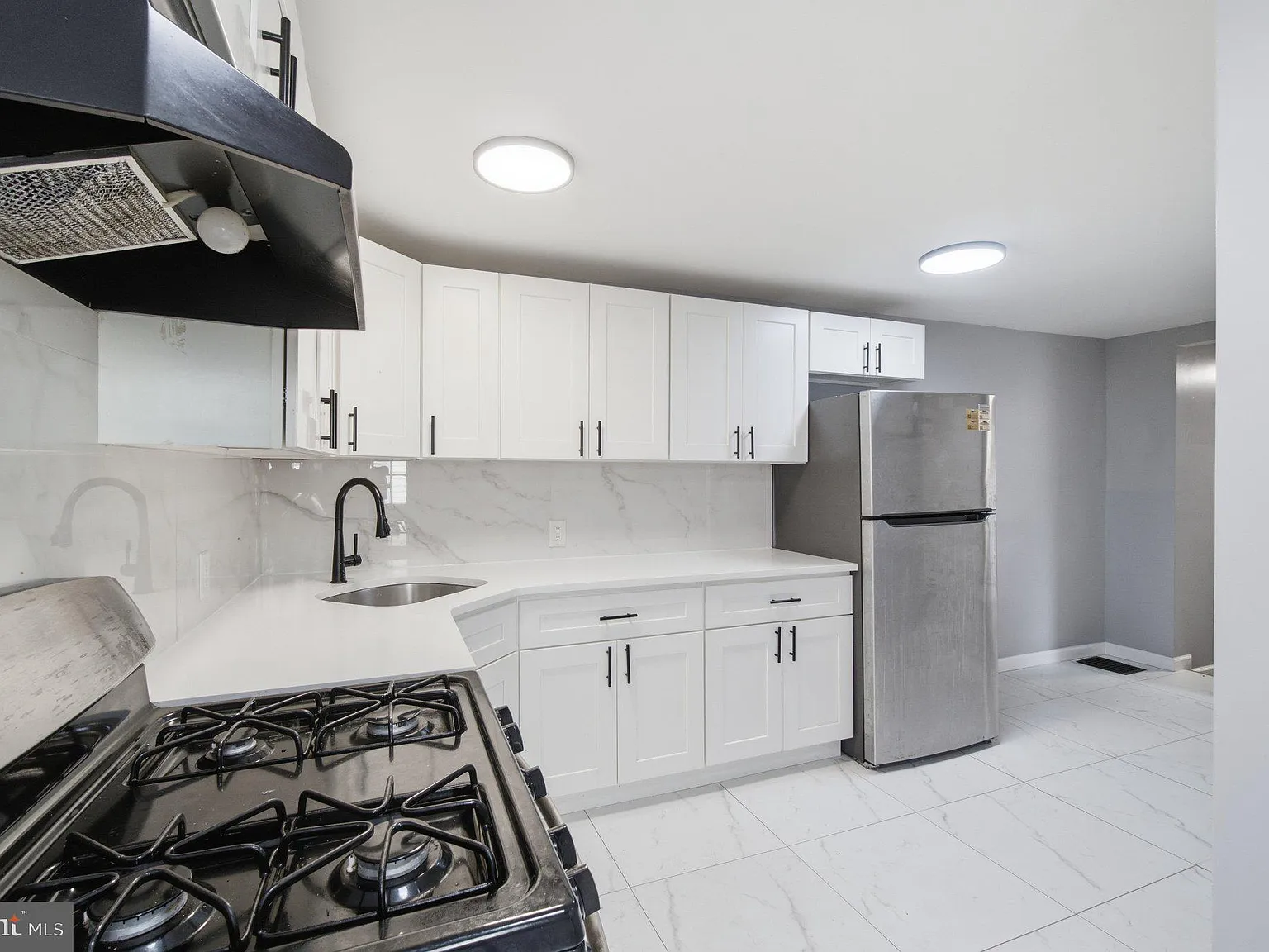 3 bed, 1.0 bath, 2252 sqft, $2,500 — Photo 3