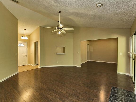 004_Family Room