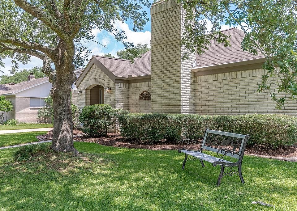 One story home on nice size lot is ready for you to move-in!