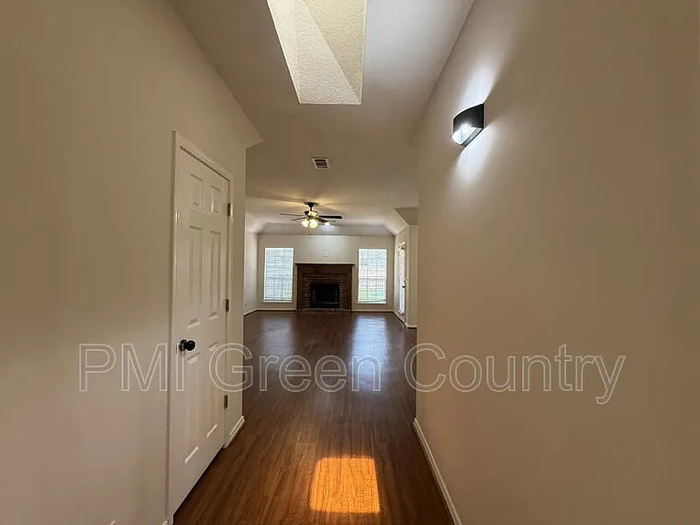 1800 W Jefferson St — Photo 3