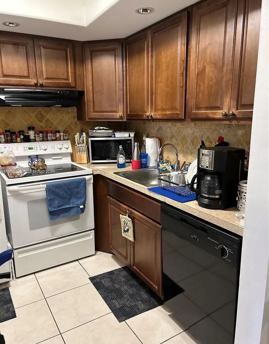 Newport K Condo — Photo 1