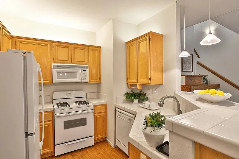 1 bed, 2.0 bath, 975 sqft, $2,700 — Photo 3