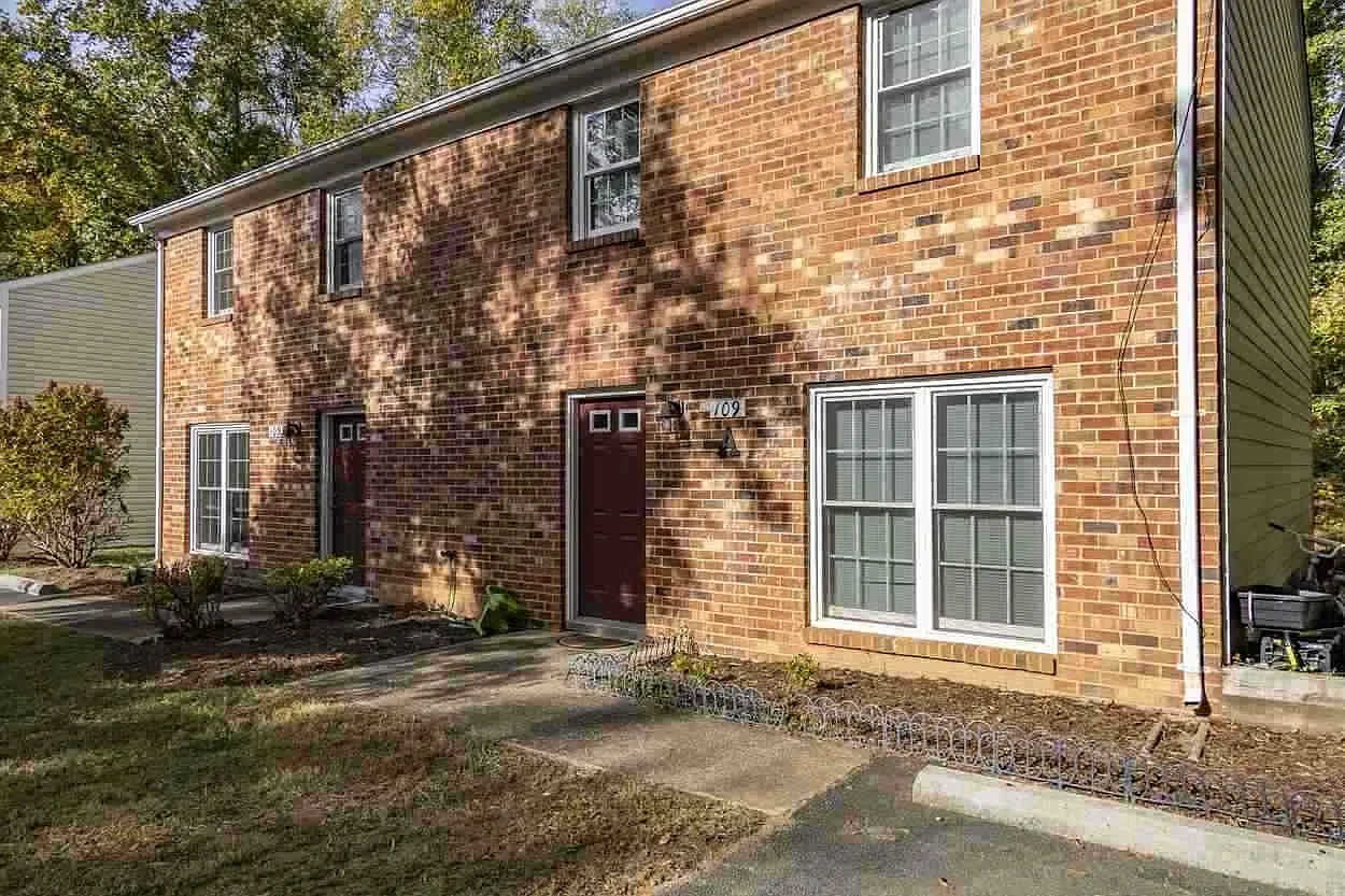 112 Longwood Dr photo 1