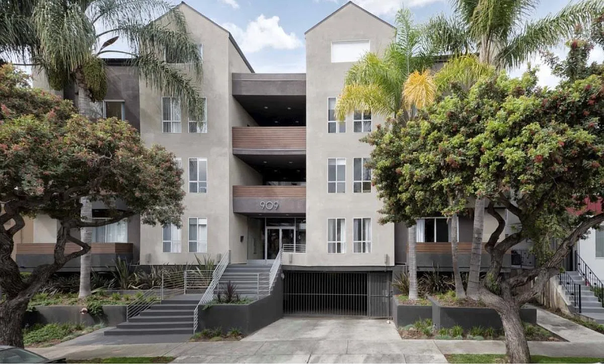 909 N Gardner St — Photo 1
