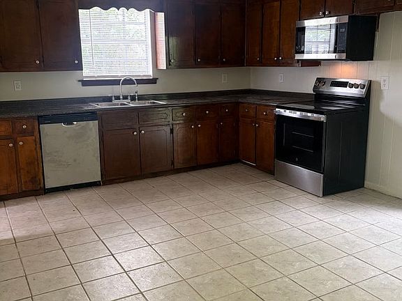 5th image of 2700 6th St NE