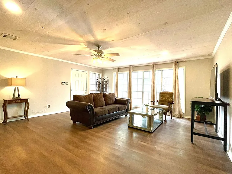 103 Comanche Cir — Photo 2