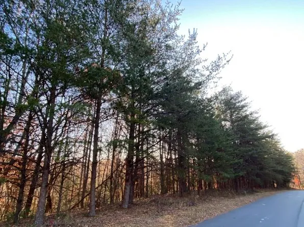 1420 Windemere Ln, Hickory, NC 28602