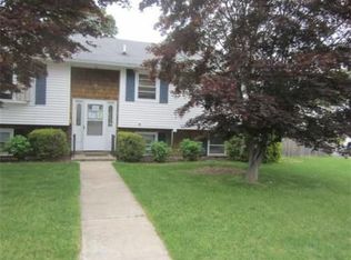 25 Ellsworth St, Warwick, RI 02886
