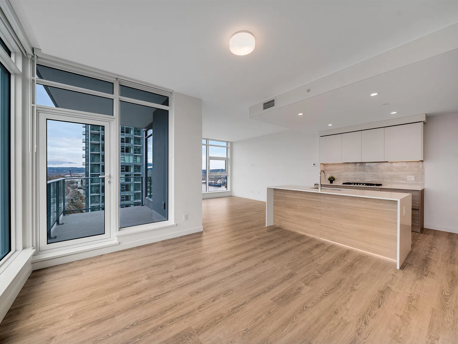 680 Quayside Dr — Photo 3