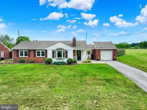 285 S Main St, Mount Wolf, PA 17347