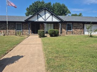 1411 N Choctaw Pl, Claremore, OK 74017