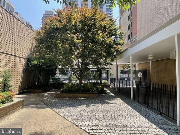 2nd image of 1919 Chestnut St APT 520