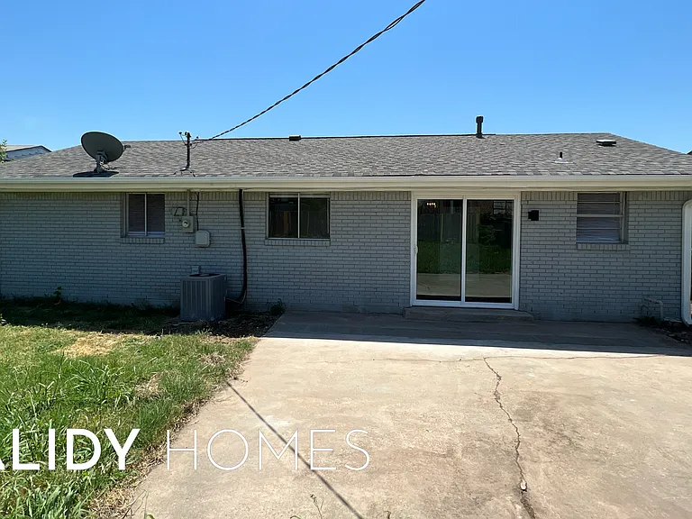 1433 SW 60th St — Photo 3