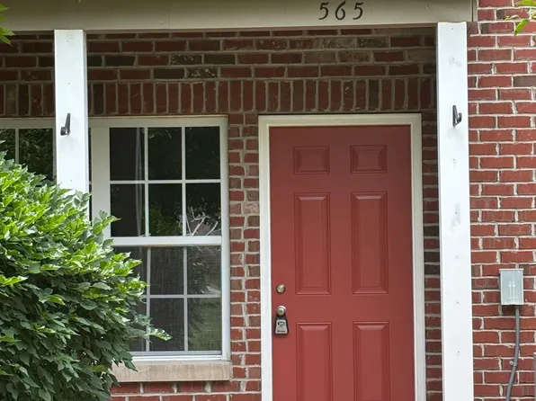 565 Clayton Cir, Sycamore, IL 60178