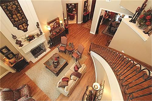 4th image of 615 Stratford Ln