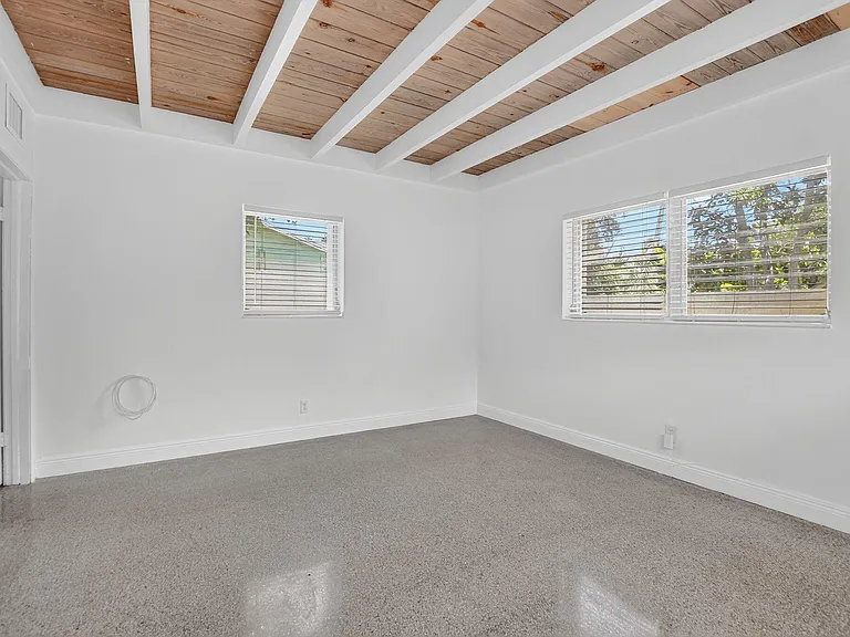 910 SE 3rd St — Photo 20