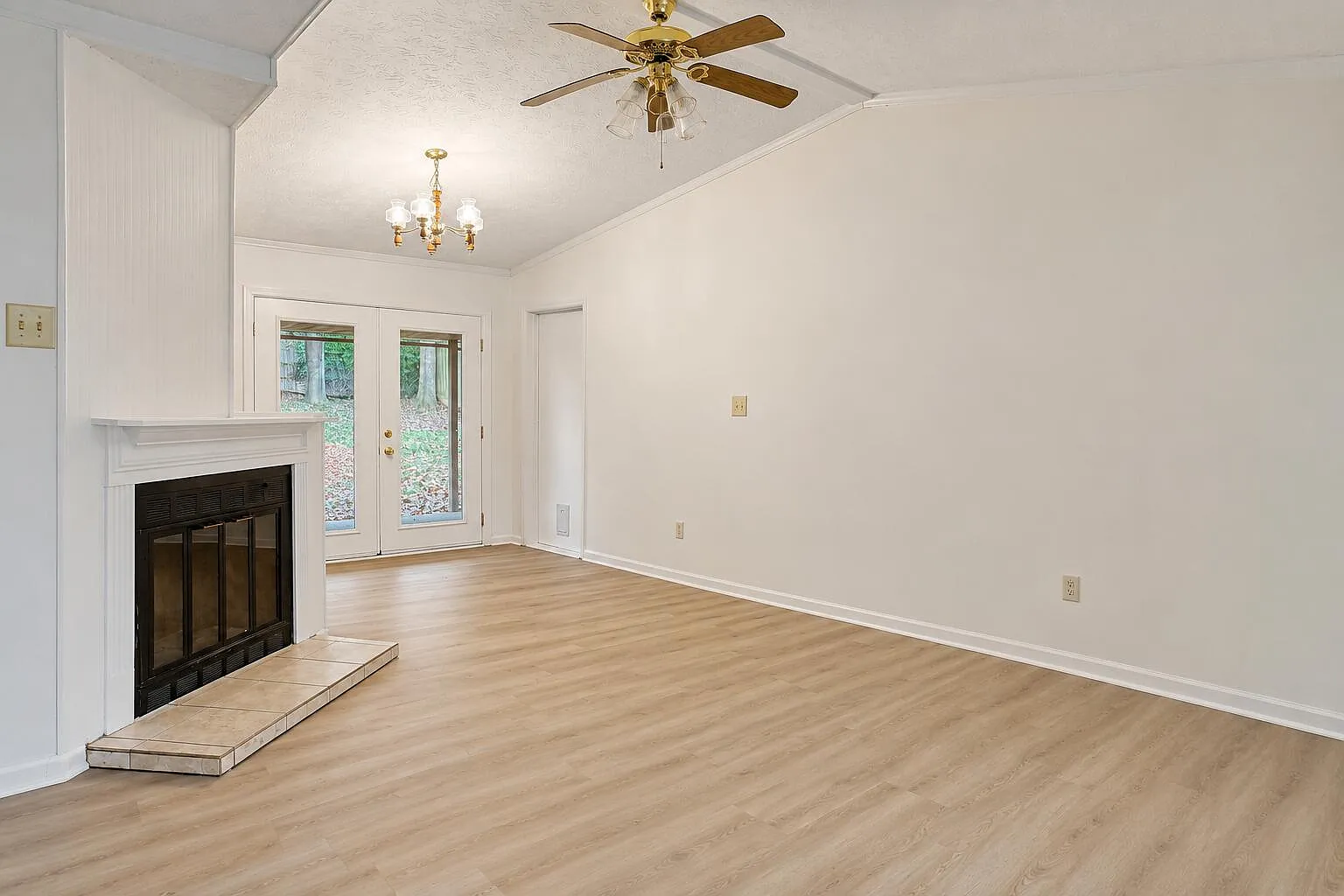3 bed, 1.5 bath, 1025 sqft, $1,800 — Photo 2