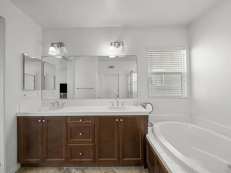 197 Pelican Pointe Ct — Photo 31