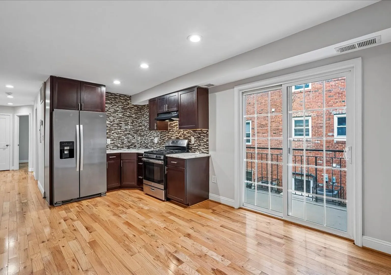 1 and 3 bedroom apartments with utilities — Photo 1
