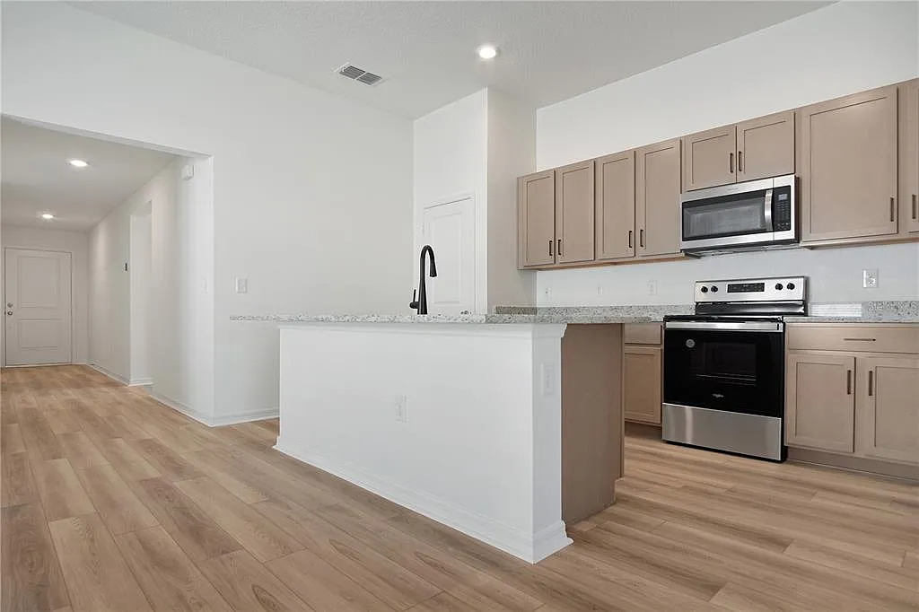 4 bed, 2.0 bath, 1918 sqft, $2,375 — Photo 3