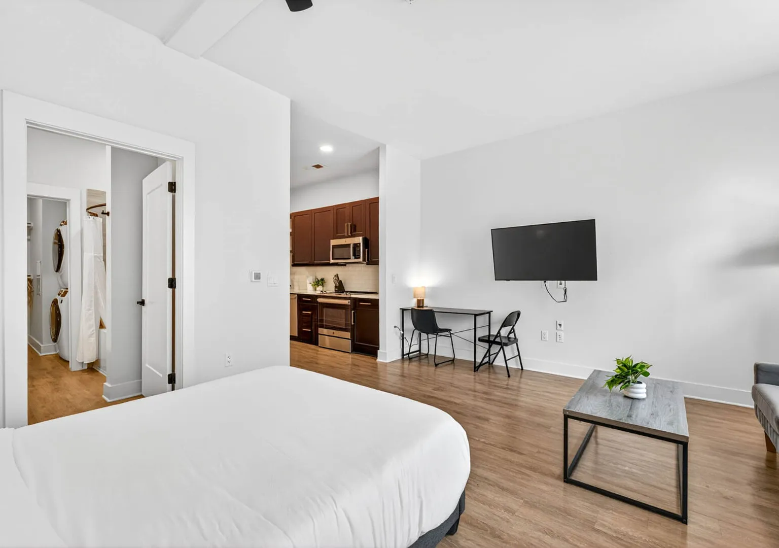 Stylish Studio Midtown near Raymond James — Photo 1