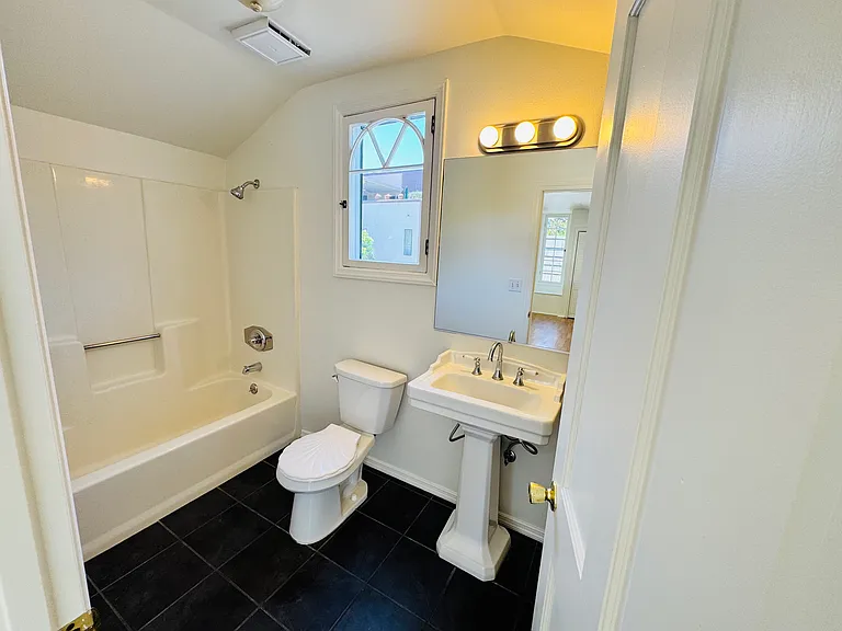 471 1/2 Ellis St — Photo 24